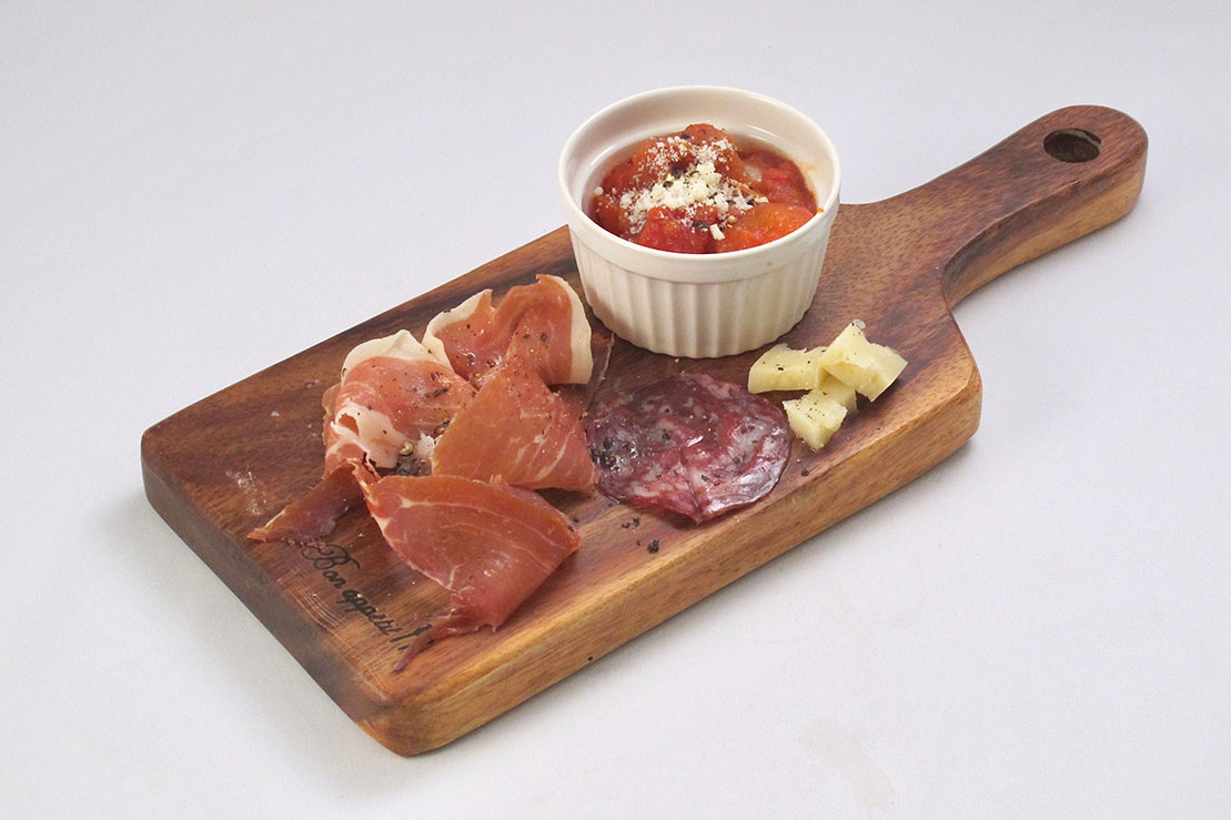 生ハム・サラミ・チーズ・トマトソースペンネのプレート